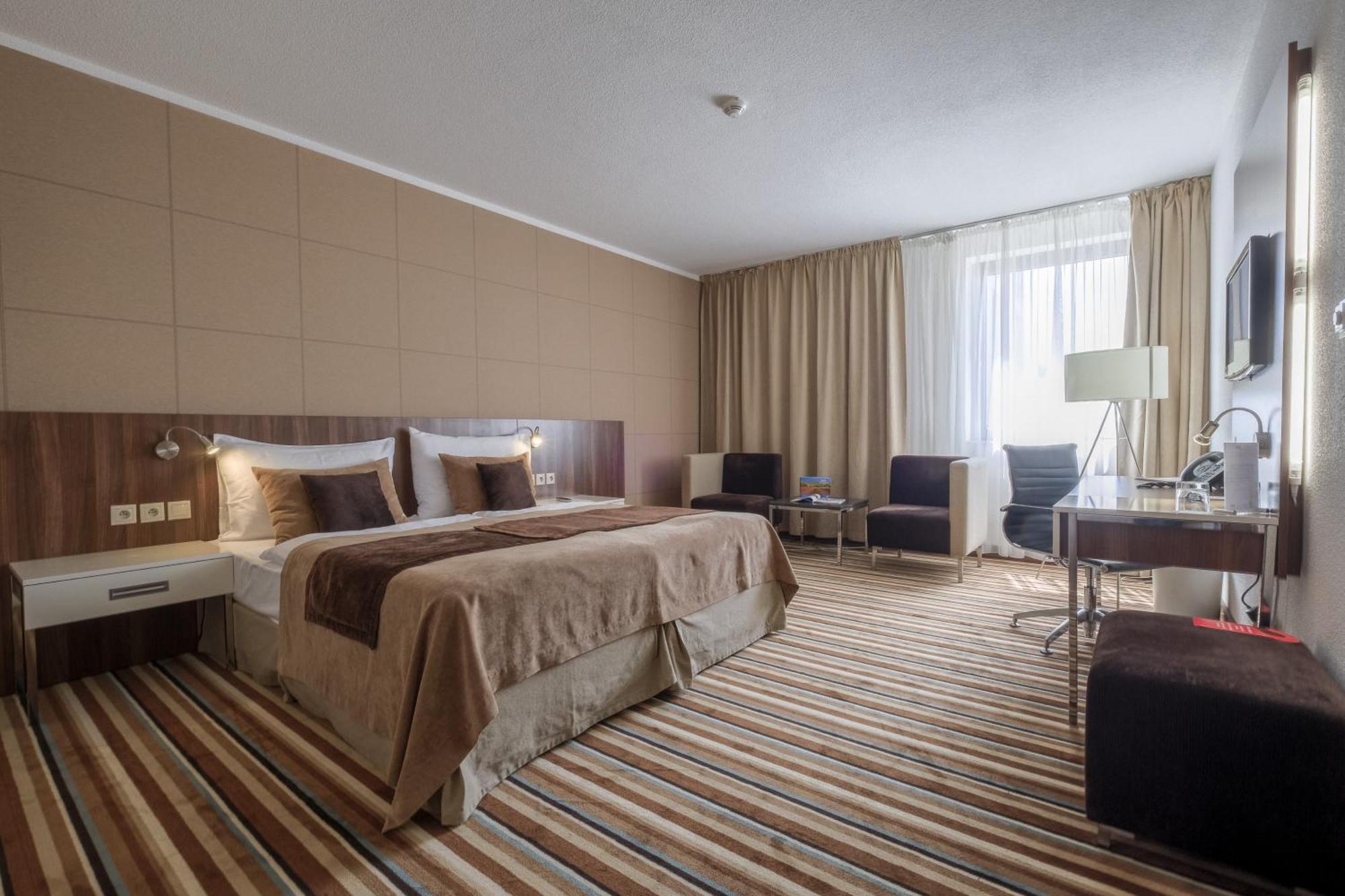 Business Hotel Astrum Laus Levice Exterior foto