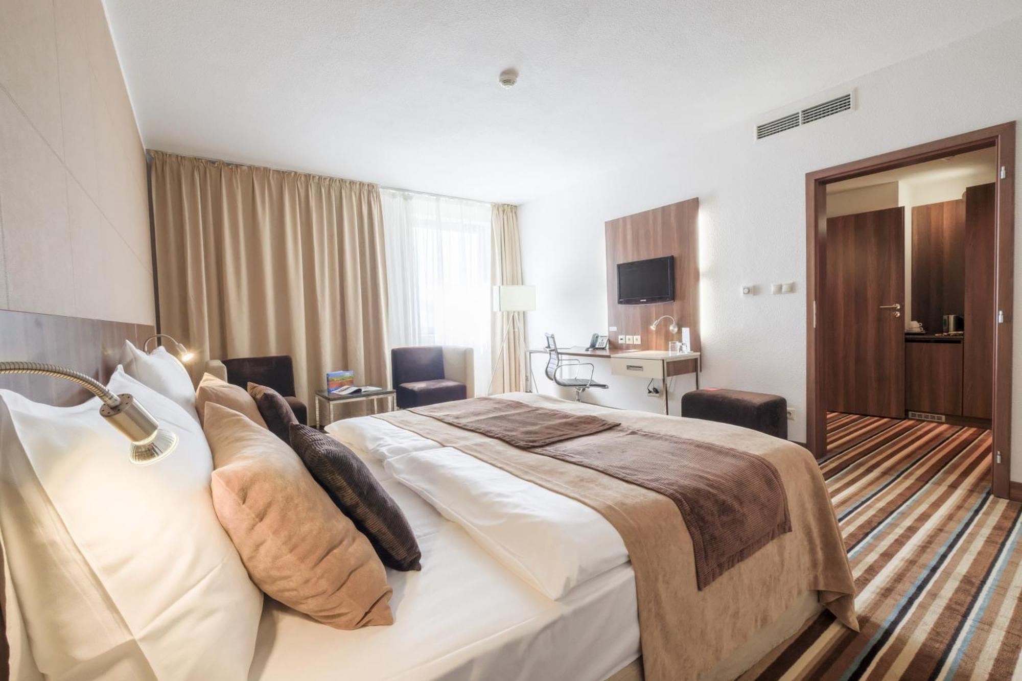 Business Hotel Astrum Laus Levice Exterior foto