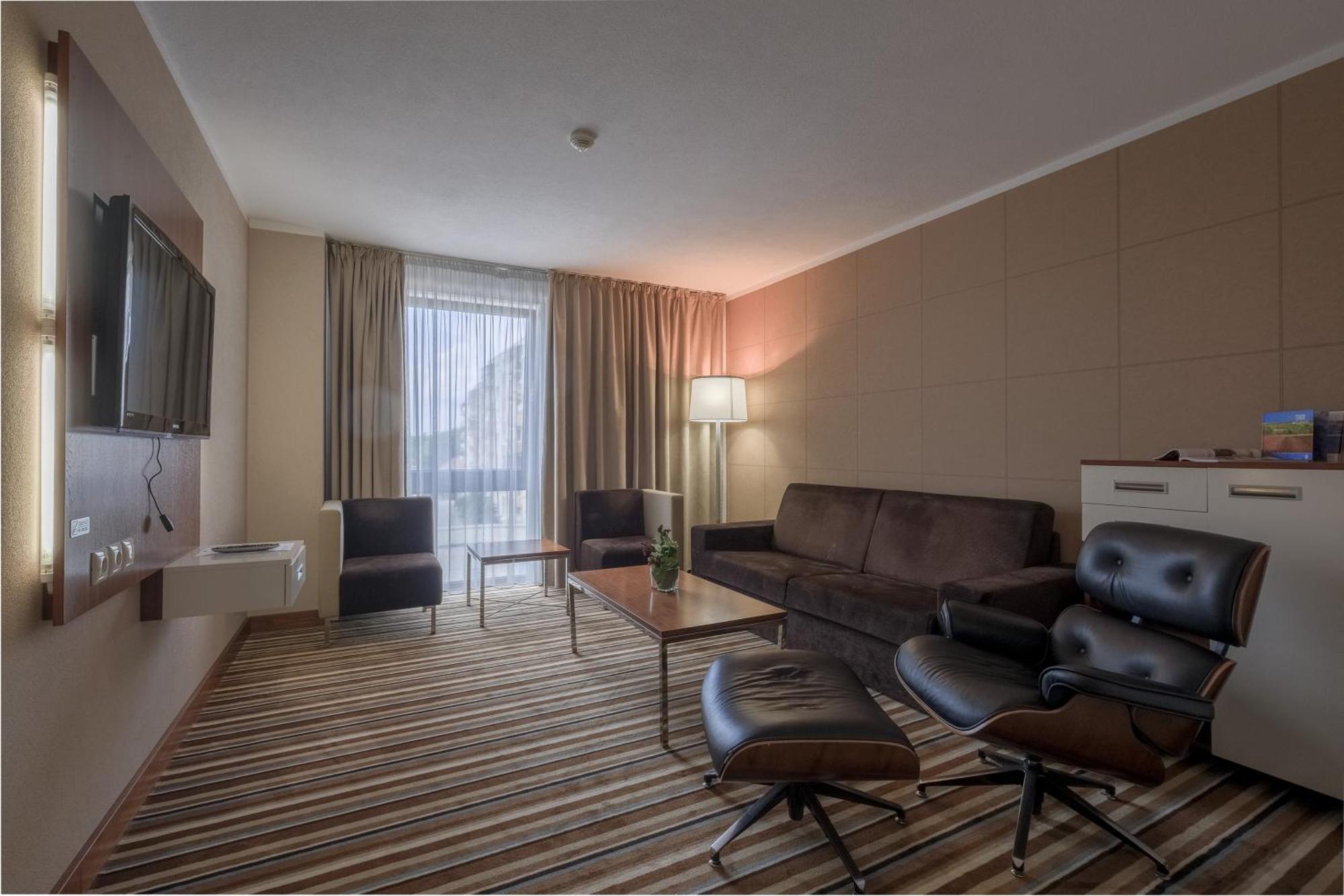 Business Hotel Astrum Laus Levice Exterior foto