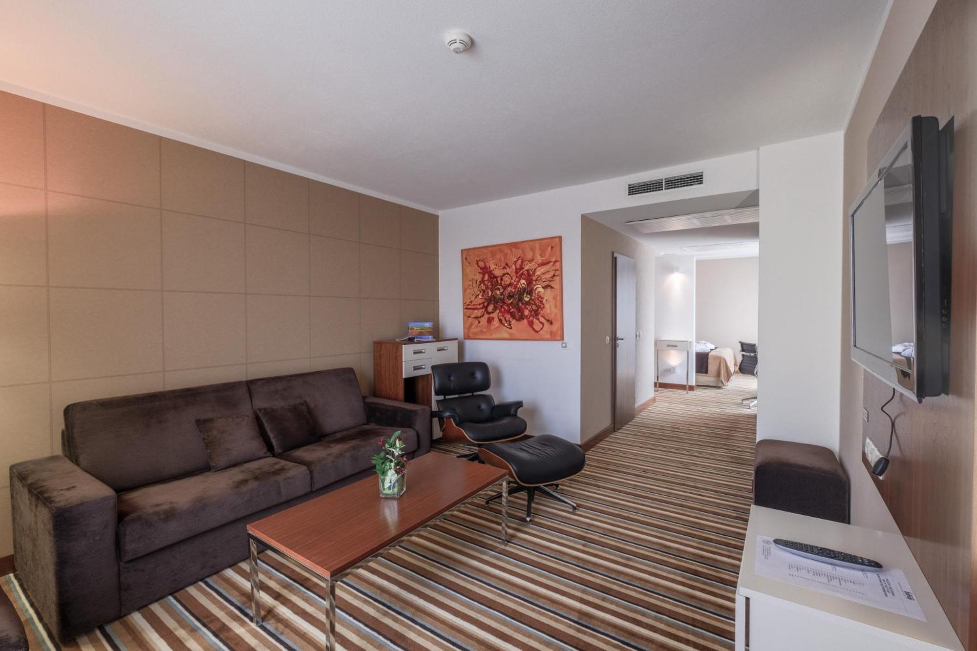 Business Hotel Astrum Laus Levice Exterior foto