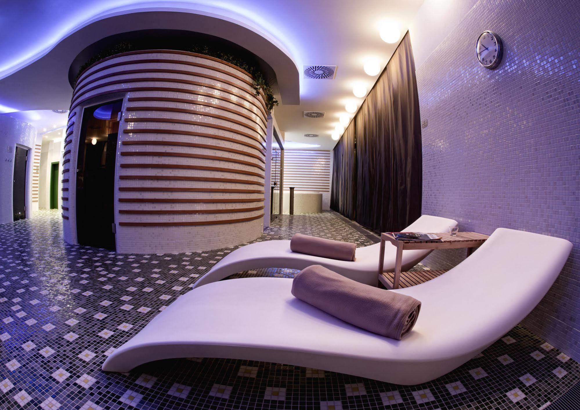Business Hotel Astrum Laus Levice Exterior foto