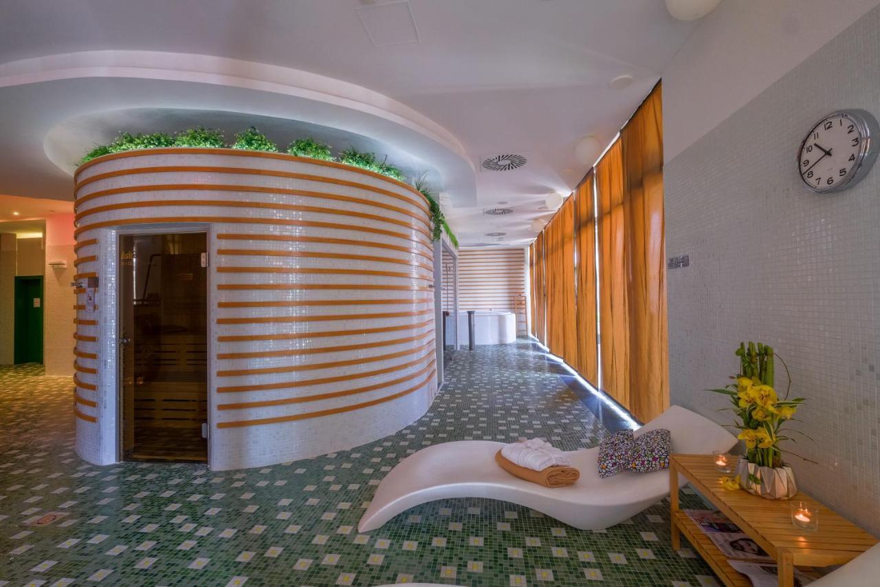Business Hotel Astrum Laus Levice Exterior foto