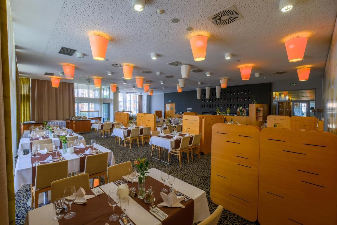 Business Hotel Astrum Laus Levice Exterior foto