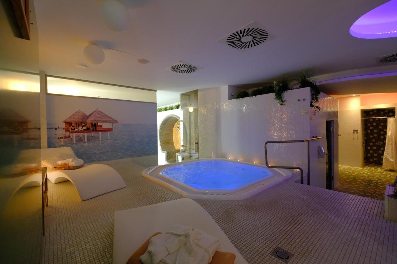 Business Hotel Astrum Laus Levice Exterior foto