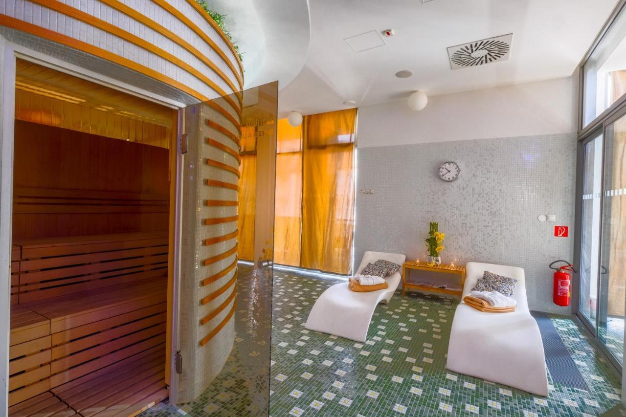 Business Hotel Astrum Laus Levice Exterior foto